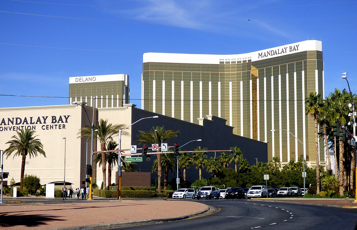 1200px-Las_Vegas_Strip_006.Mandalay_Bay_Complex.133.0395 Mandalay Bay Convention Center