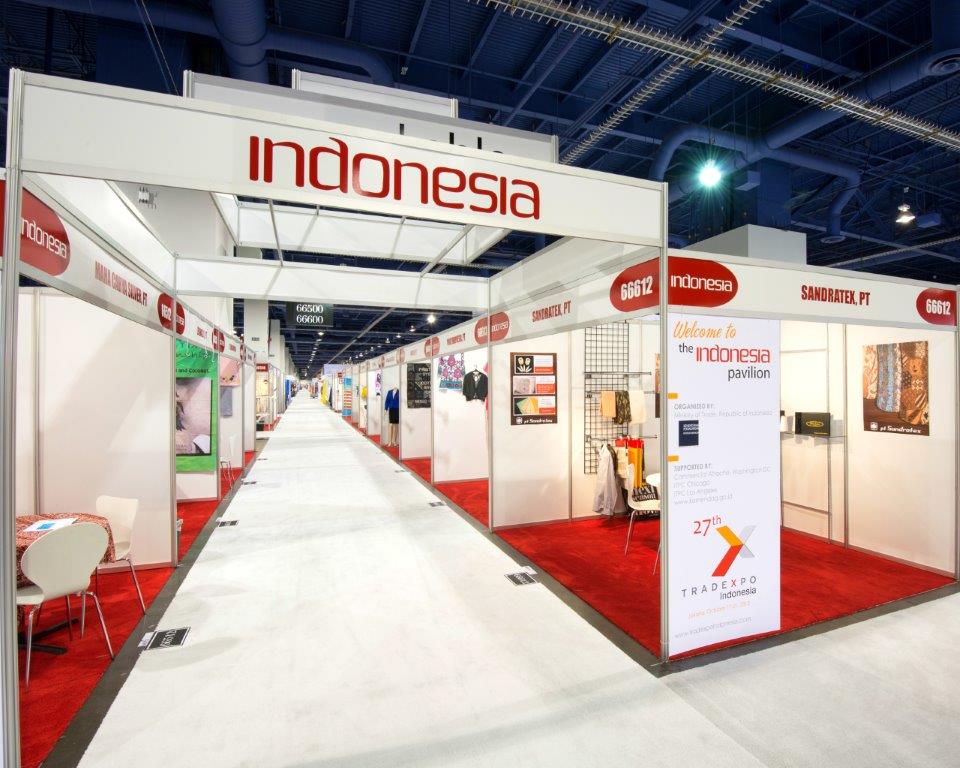 Custom pavilion exhibit with open-plan meeting space